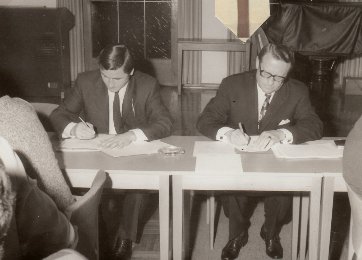 Beitragsbild Die Bürgermeister Klaus Handel (l.) und Fritz Hagner unterzeichnen die Eingliederungsvereinbarung (Bild aus dem Nachlass von Bürgermeister Fritz Hagner)