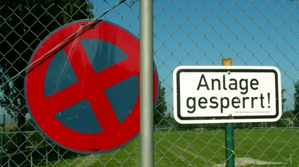 Schild Sportplatz gesperrt