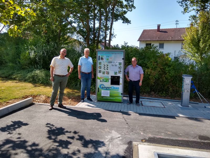 Bild (von links): Oberbürgermeister Sebastian Frei, Tiefbauamtsleiter Erich Haffelder und Hauptamtsleiter Wolfgang Franke an der neuen Entleer- und Reinigungsstation