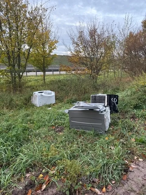 Müllablagerung an der A6 (Bild: privat)