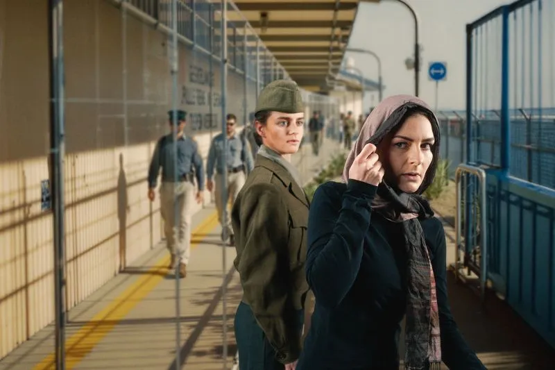 Szenenbild aus "Gott wartet an der Haltestelle"  - zu sehen ist eine Haltestelle mit 2 Schauspielerinnen (Foto: Manuel Wagner)