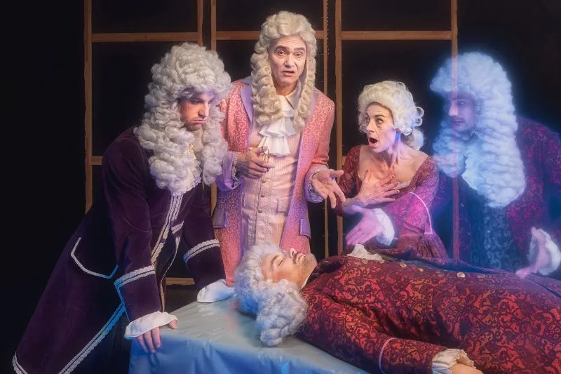 Szenenbild aus "Der eingebildete Tote" mit 4 verkleideten Schauspielern (Foto: Manuel Wagner)