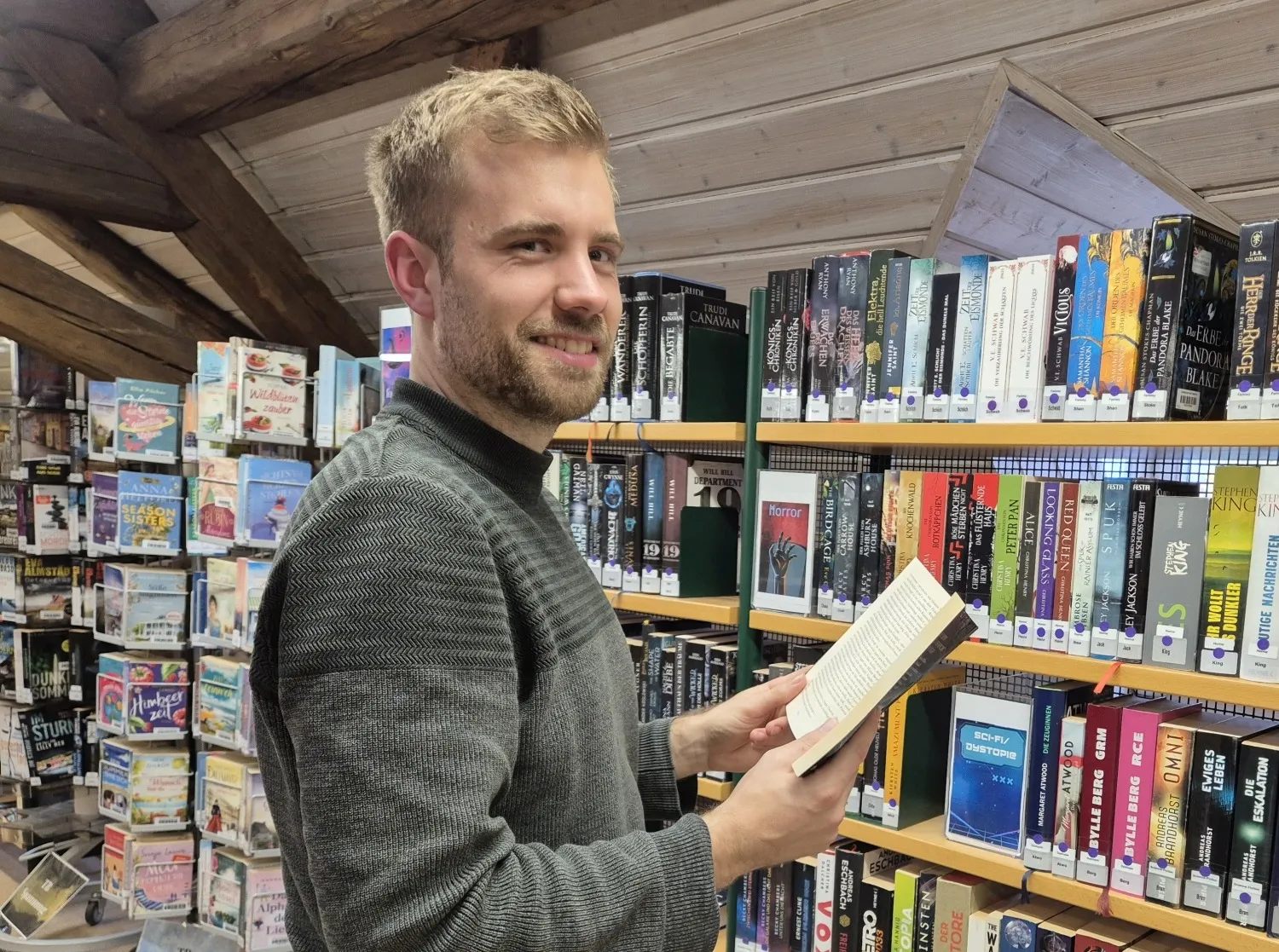 Privat liest er am liebsten Fantasy-Romane: der neue Leiter der Stadtbücherei Bad Rappenau, Jonas Heinzmann (Bild: Stadt Bad Rappenau)