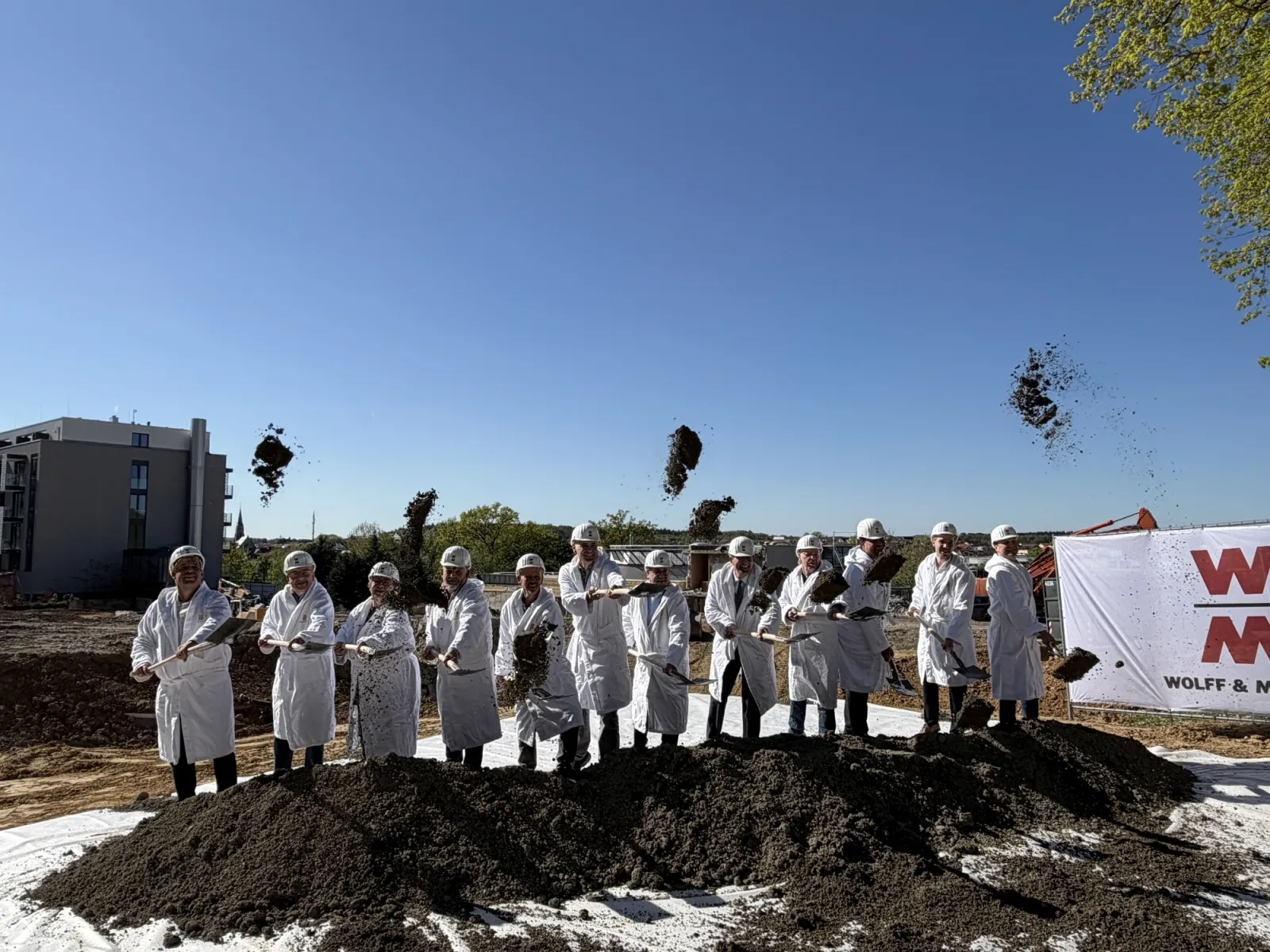 Das Großprojekt „Neubau des Solehallenbades“ hat viele Beteiligte, das sieht man auch beim Spatenstich (Bild: Stadt Bad Rappenau)