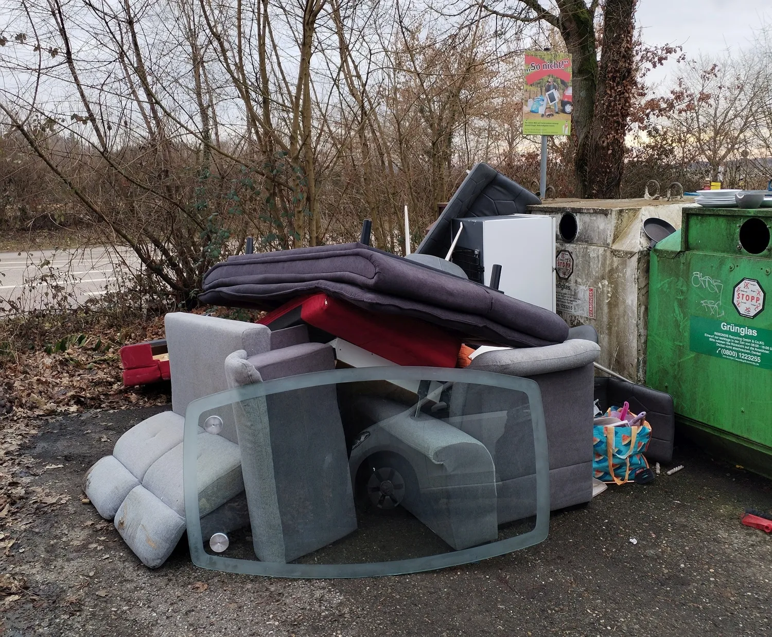 Sperrmüll & Möbel beim Parkplatz Einsiedelwald (Foto: Bauhof Bad Rappenau)