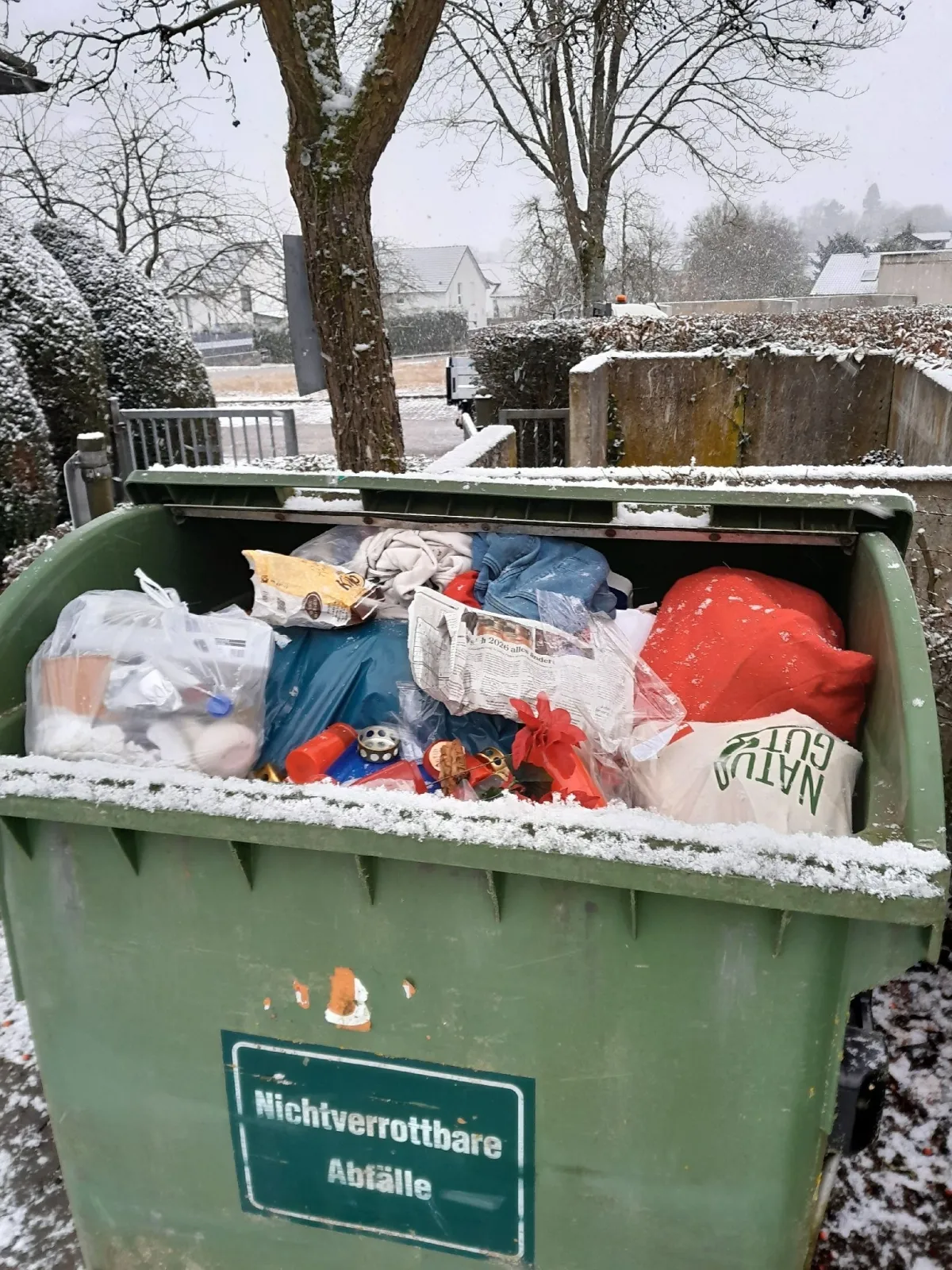 Hausmüll auf dem Friedhof in Babstadt (Foto: Bauhof Bad Rappenau)