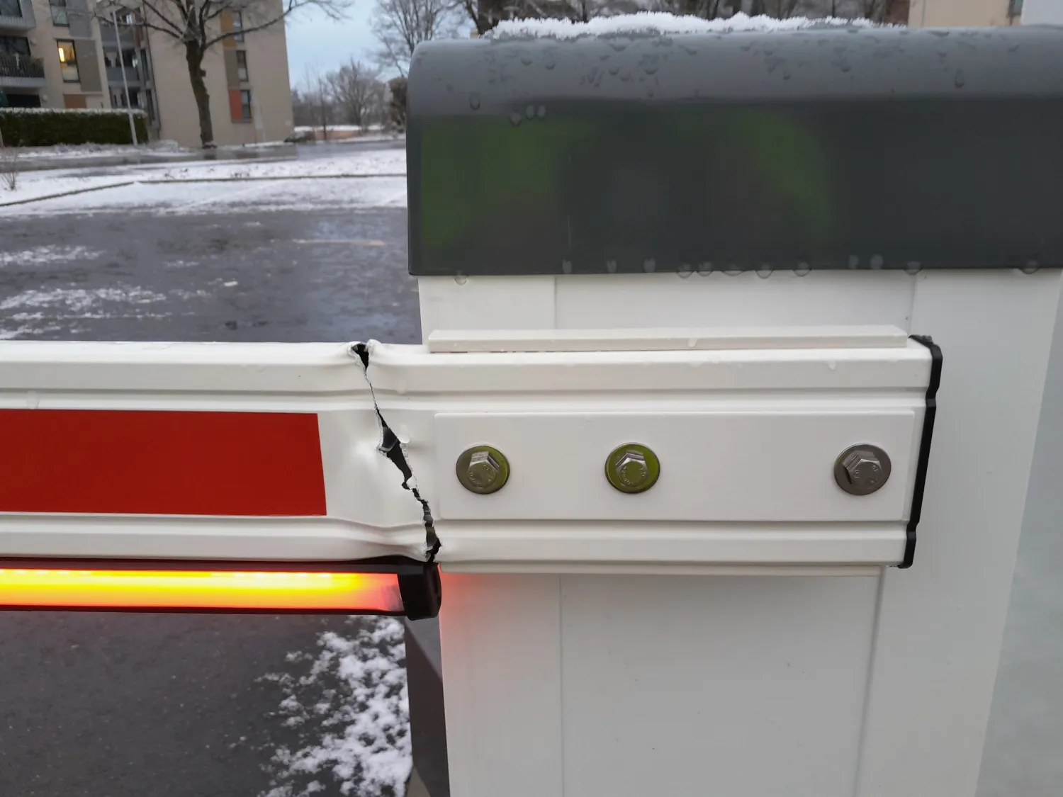 Die beschädigte Schranke (Bild: privat)