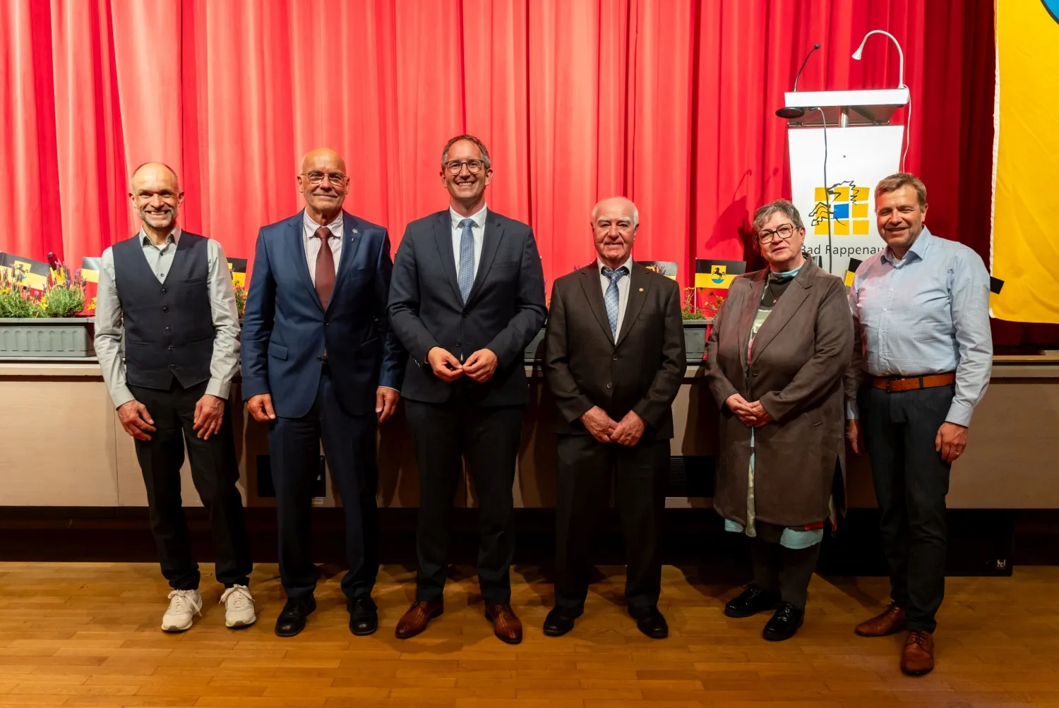 Geehrte und Laudatoren (v.l.): Robin Müller, Kay Schüßler, OB Sebastian Frei, Karlheinz Grauf, Gundi Störner und Pfarrer Daniel Fritsch (Foto: Uwe Grün)