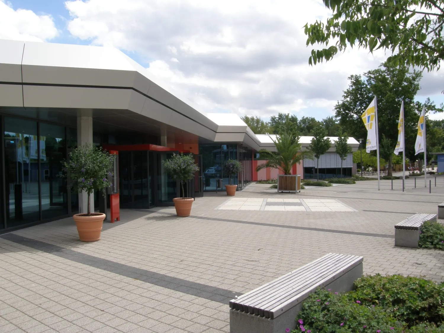 Zur Abkühlung ist das Kurhaus geöffnet (Bild: Stadt Bad Rappenau)