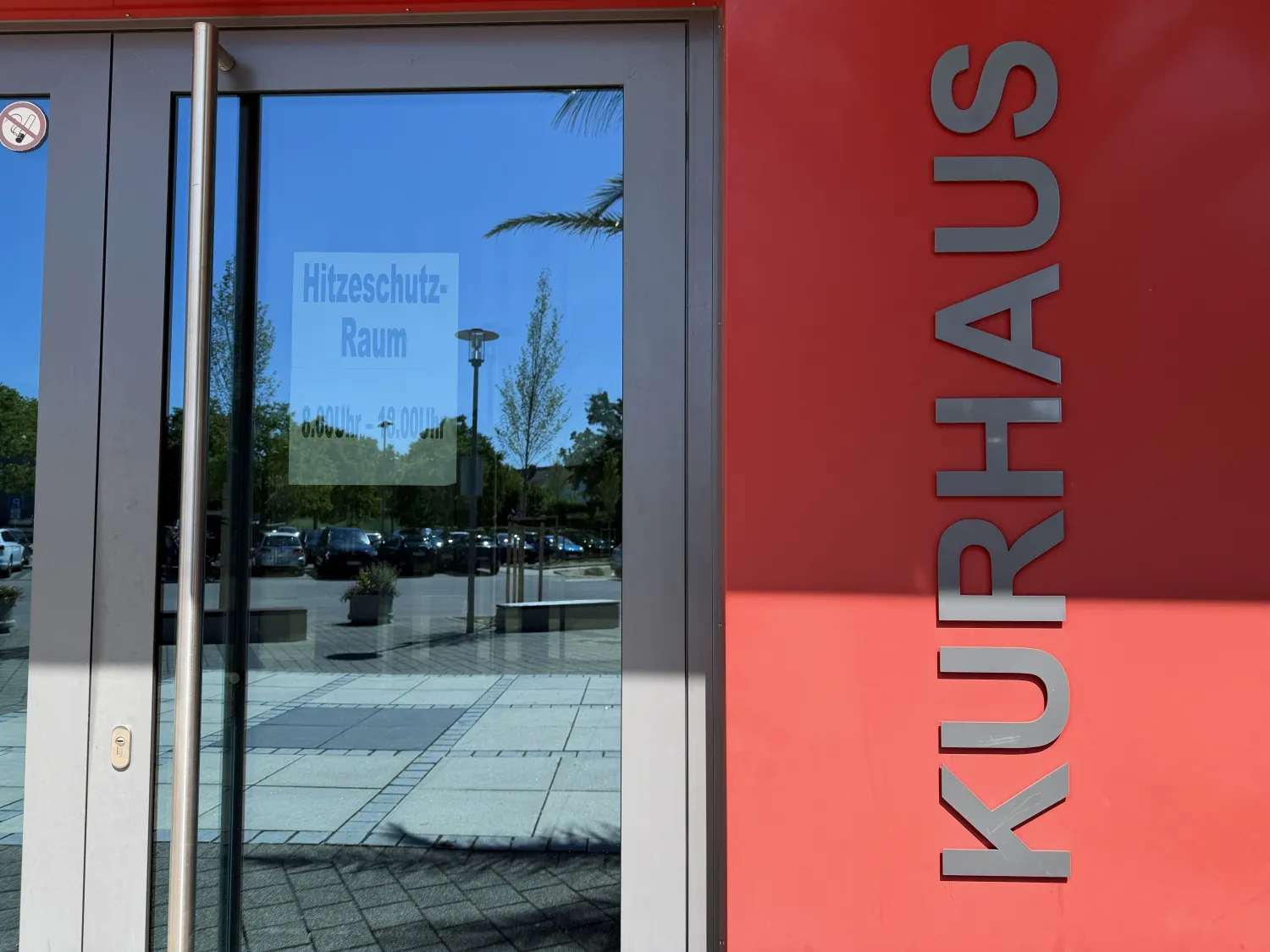 Zur Abkühlung ist das Kurhaus geöffnet (Bild: Stadt Bad Rappenau)