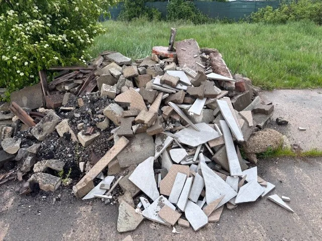 Bauschutt auf dem ehem. Reischle-Areal in Fürfeld (Bild: privat)