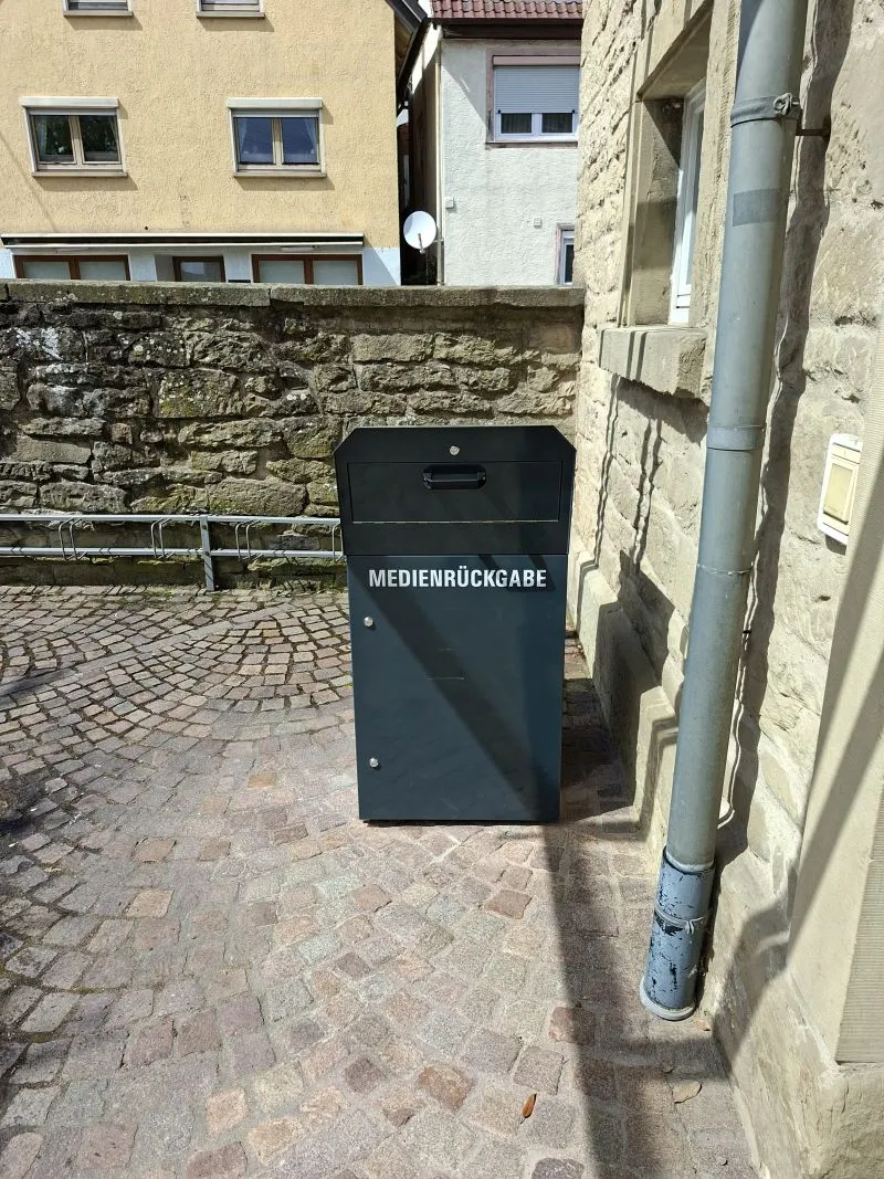 Medienrückgabebox der Bücherei im Hof des Kulturhauses buecherei rueckgabebox