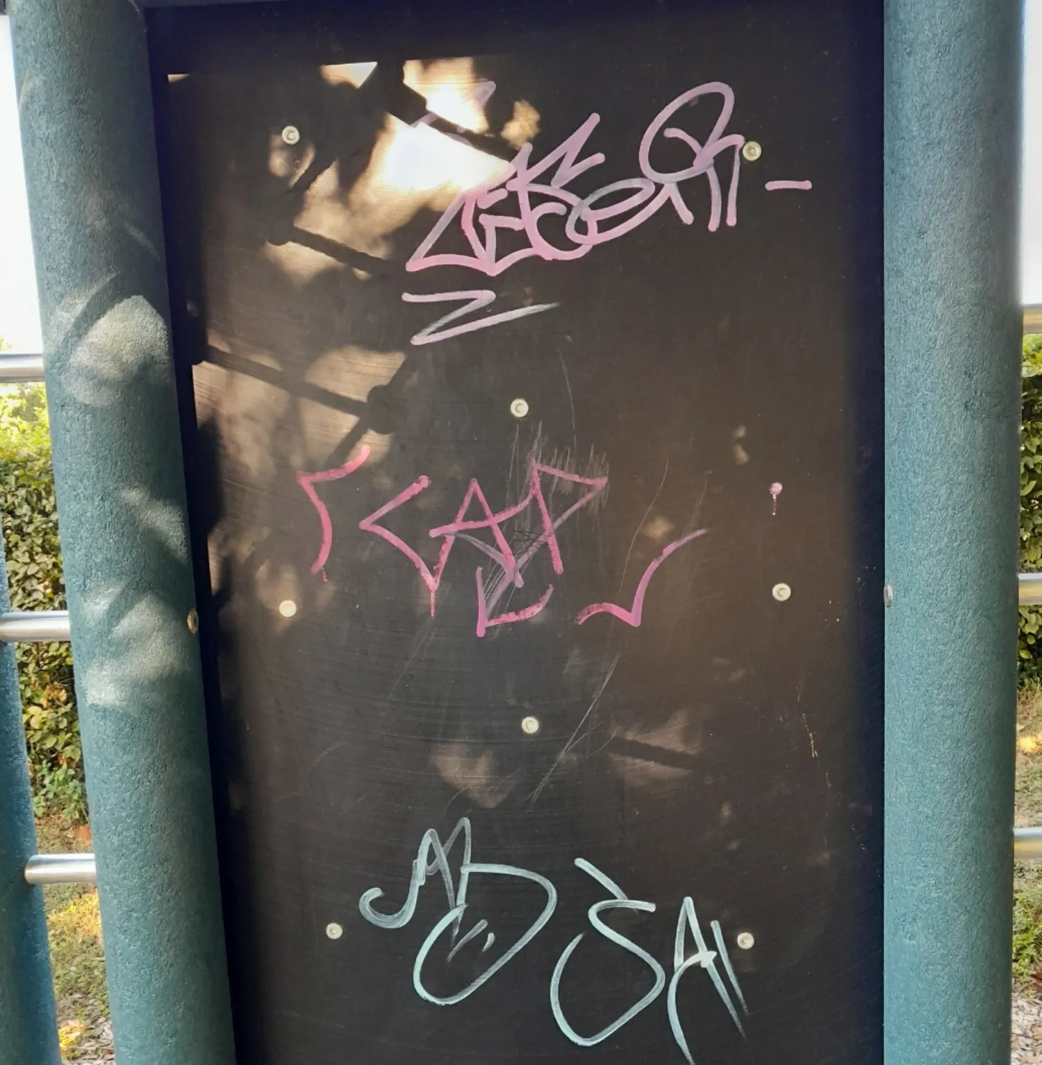 Sachbeschädigung durch Graffiti in Bonfeld (Bild: Bauhof Bad Rappenau)