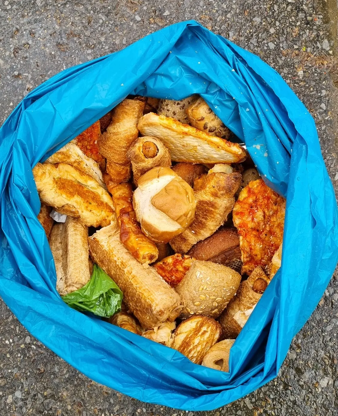 Entsorgtes Gebäck an der Siegelsbacher Straße (Bild: privat)