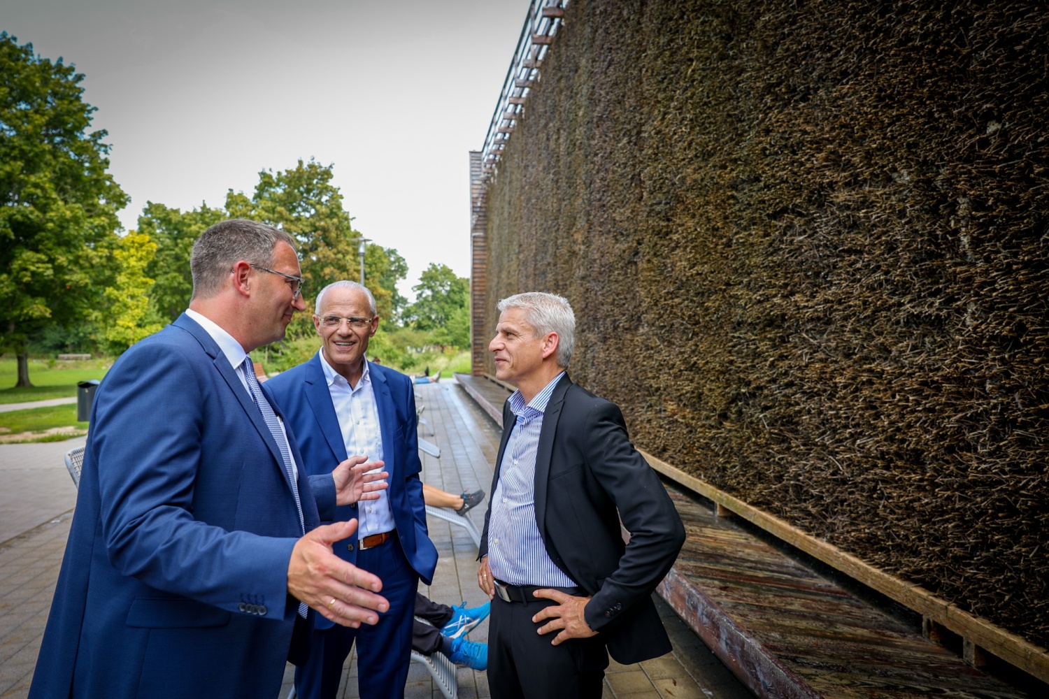 Beitragsbild v.r. Staatssekretär Dr. Patrick Rapp, Fritz Link, Präsident des Heilbäderverbandes Baden-Württemberg, und OB Sebastian Frei (Foto: Uli Regenscheit)