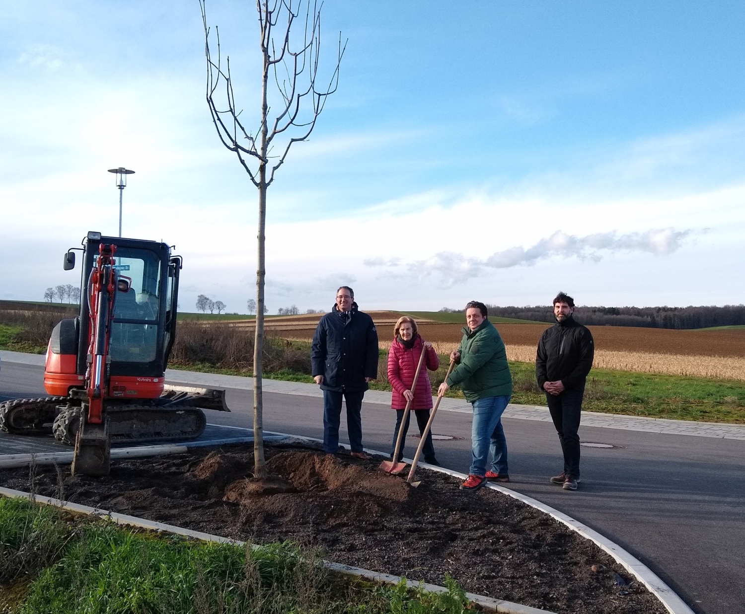 Beitragsbild Symbolische Baumpflanzaktion im Baugebiet Boppengrund Bonfeld 