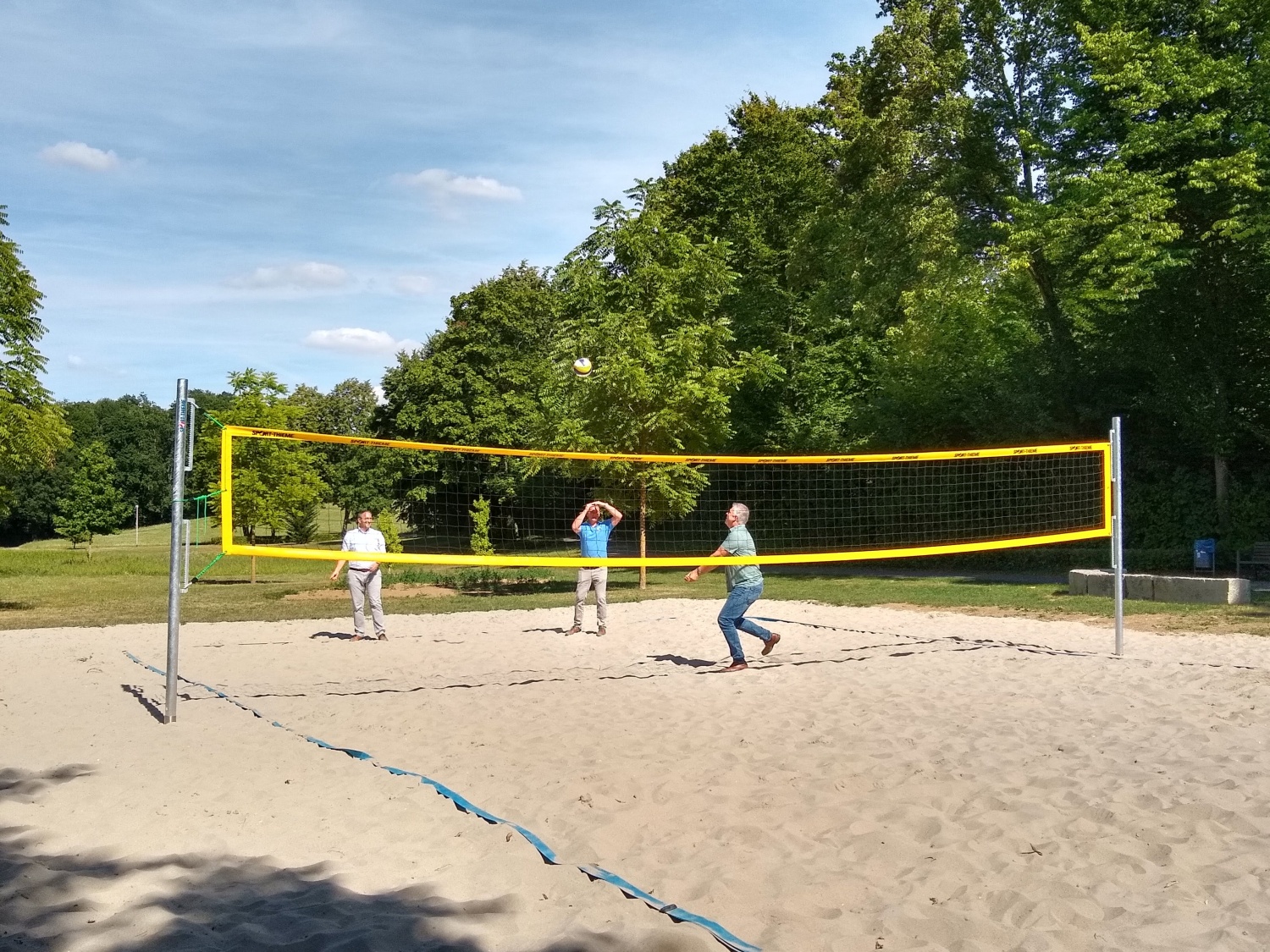 Testen des neue Beachvolleyballfeld:: OB Sebastian Frei, Christian Bender und Erich Haffelder vom Tiefbauamt Beitragsbild