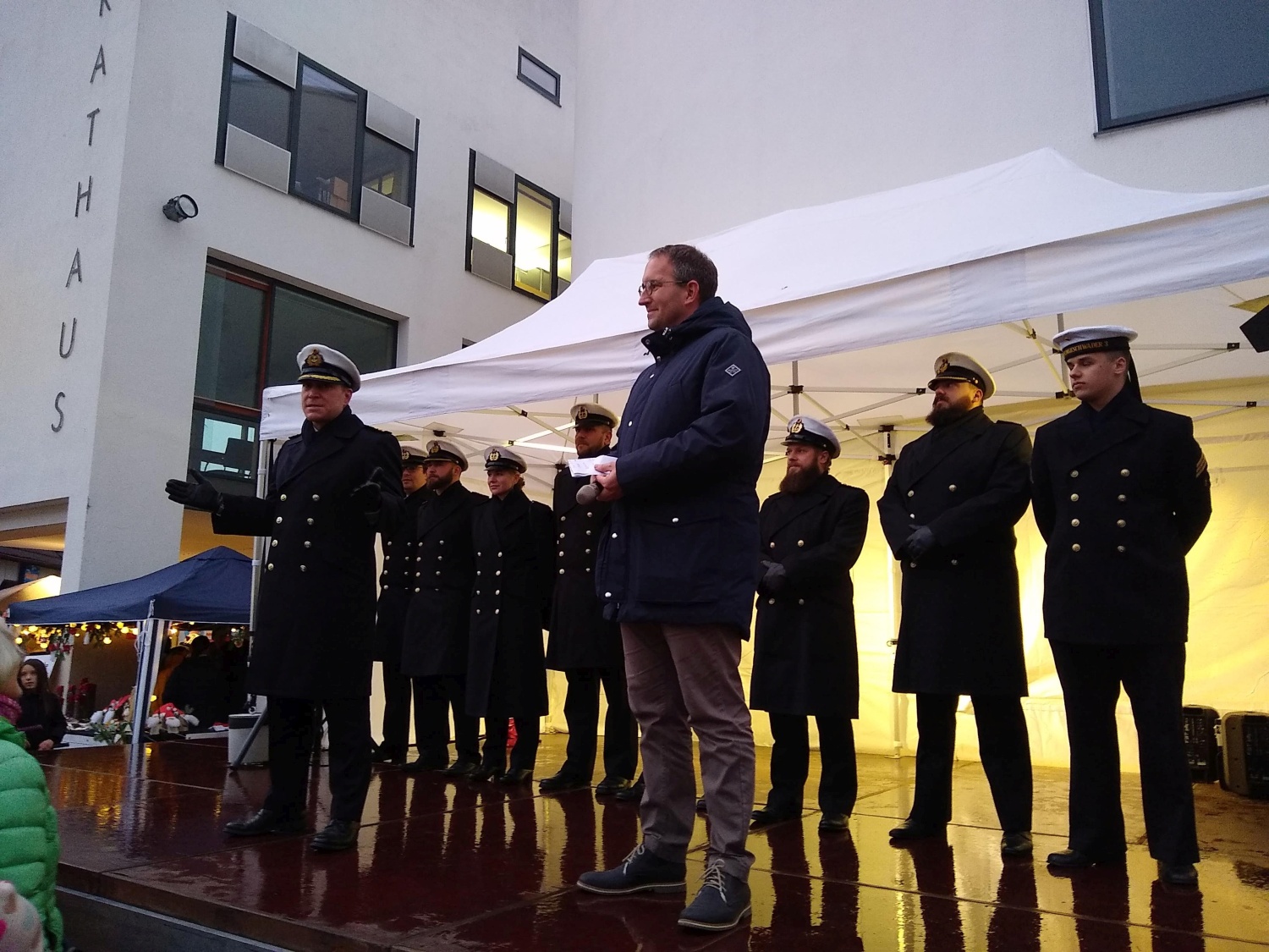 Beitragsbild Begrüßung durch OB Sebastian Frei beim Nikolausmarkt, Kommandant Jan Brodersen (vorne rechts) stellt sich und die Besatzung vor.