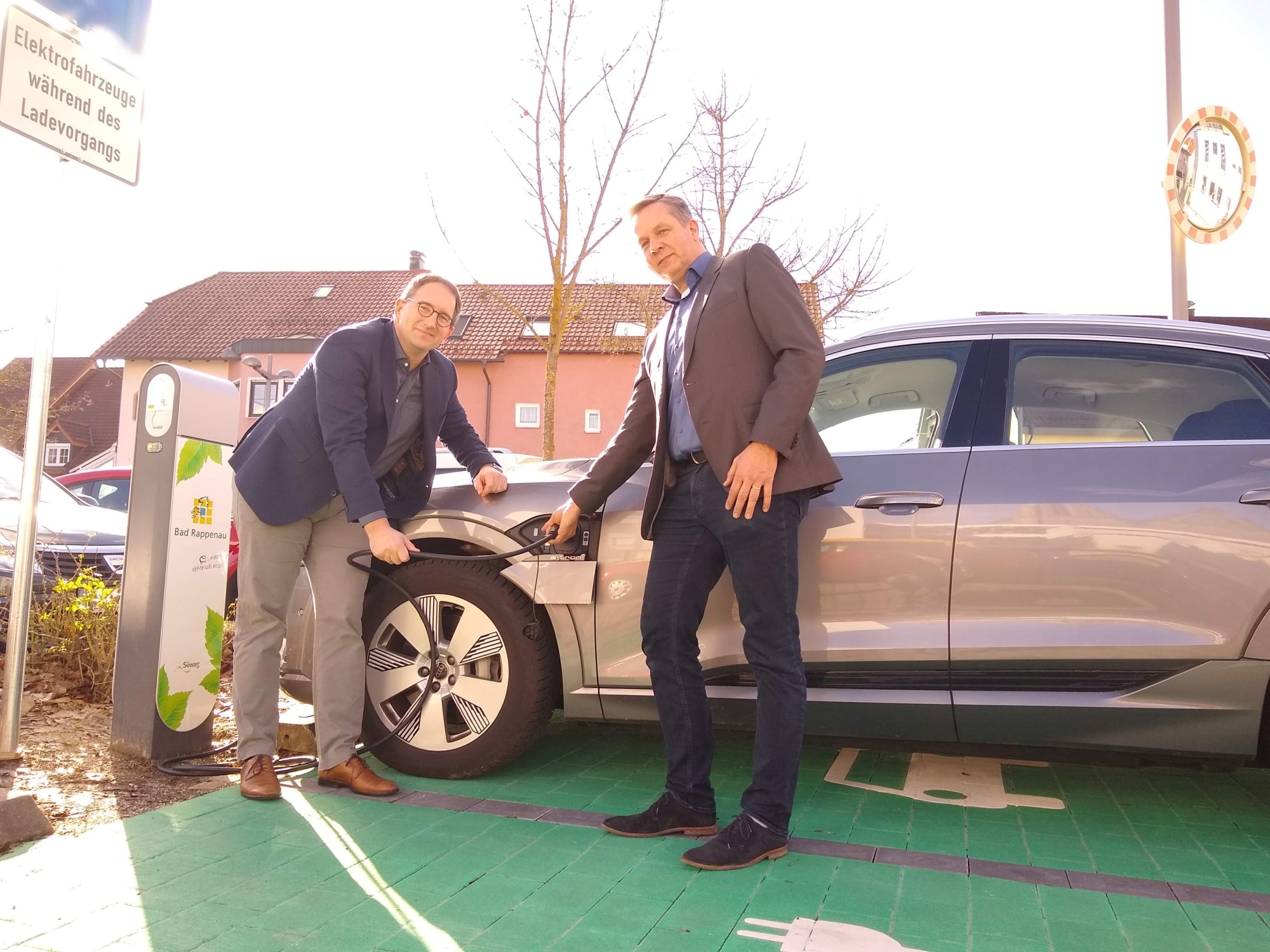 OB Sebastian Frei und Andreas Boin von der Syna testen die neue Ladestation am Rathaus Beitragsbild