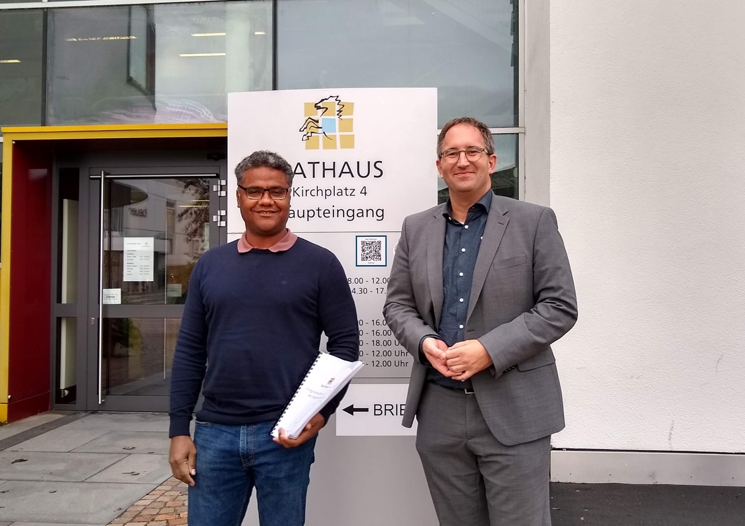 Beitragsbild João Carlos De Oliveira Souza, neuer Klimaschutzmanager, und OB Sebastian Frei vor dem Rathaus
