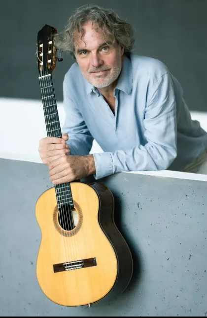 Falk Zenker mit seiner Gitarre