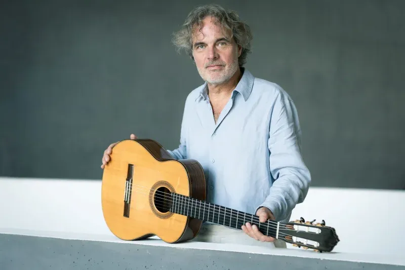 Falk Zenker mit seiner Gitarre