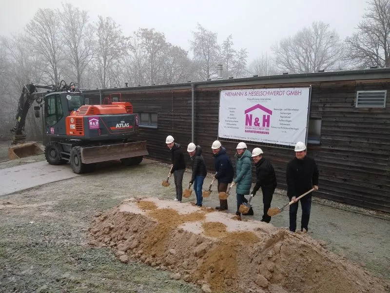 Beteiligte beim Spatenstich für den neuen Saunaanbau 0530 rappsodie spatenstich saunaanbau k