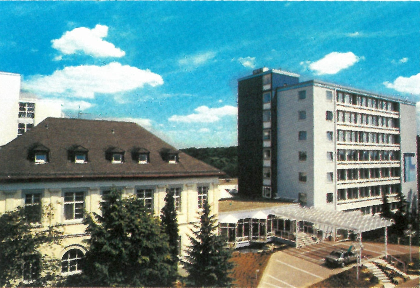 Undatierte Postkarte (Ausschnitt) mit ehem. Kurhotel und Klinikneubau (Bild: Stadtarchiv / Ly-Foto) Beitragsbild