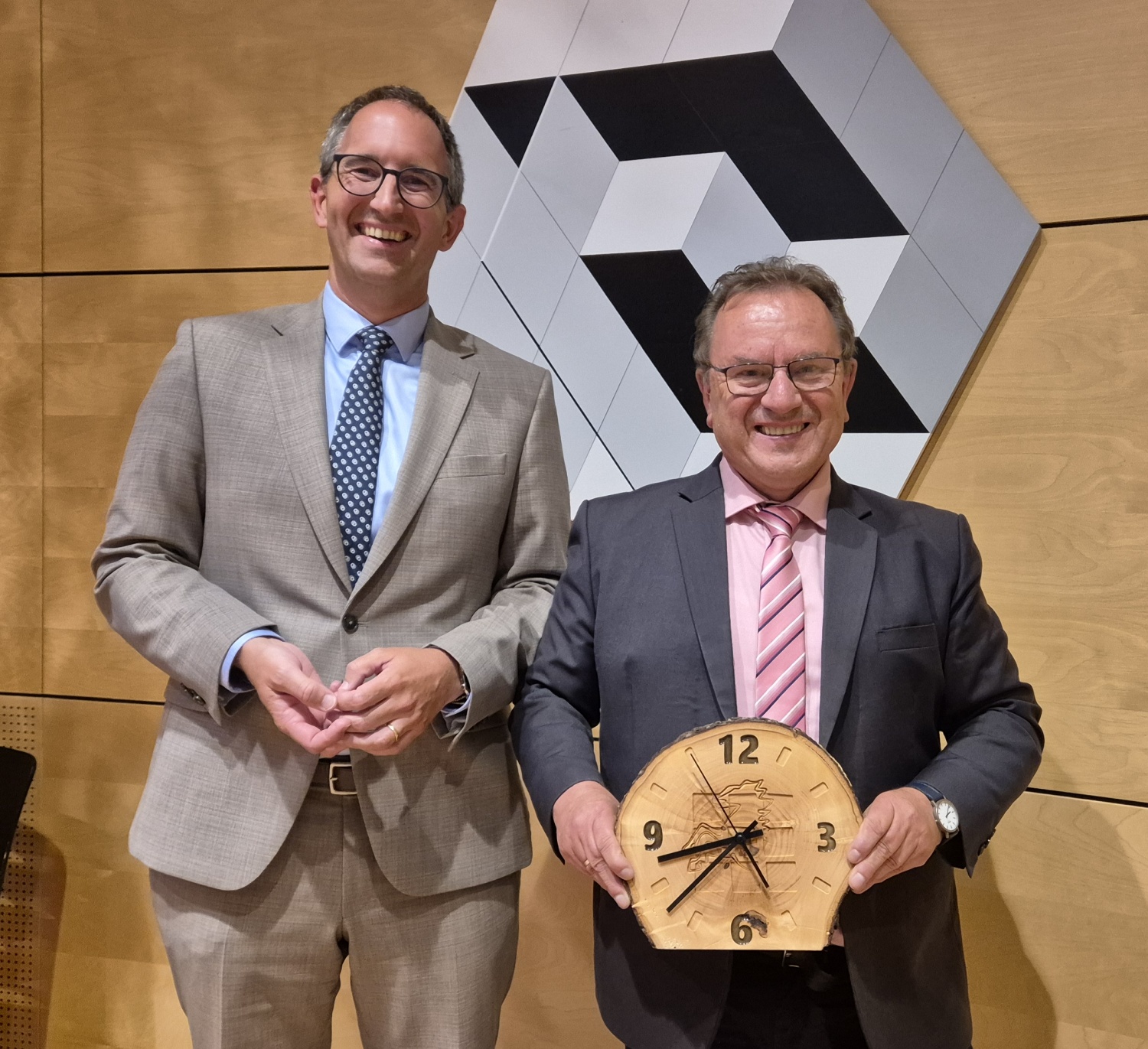OB Sebastian Frei verabschiedet Hauptamtsleiter Wolfgang Franke (Bild: Stadt Bad Rappenau) 2026 Abschied Wolfgang Franke