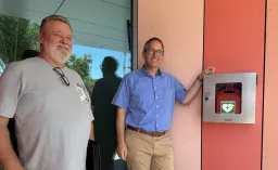 OB Sebastian Frei und Wilhelm Hitsch vom Hochbauamt mit dem Defibrillator am Haupteingang des Kurhauses Bad Rappenau (Bild: Stadt Bad Rappenau)
